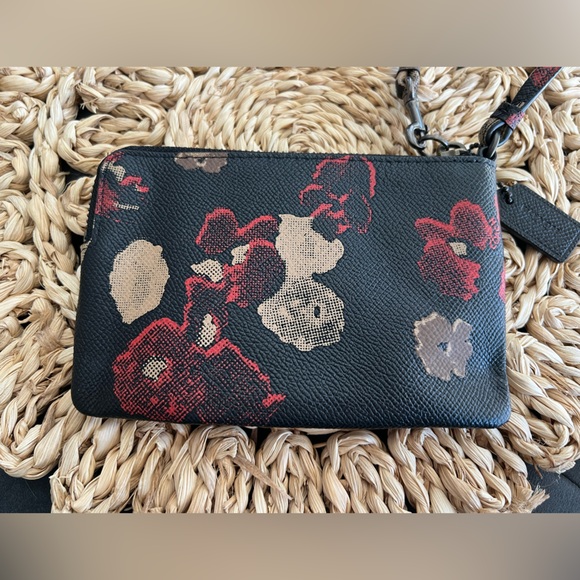HP 🎉 Coach Black and Red Floral Wristlet - Pebble Leather - Picture 2 of 4